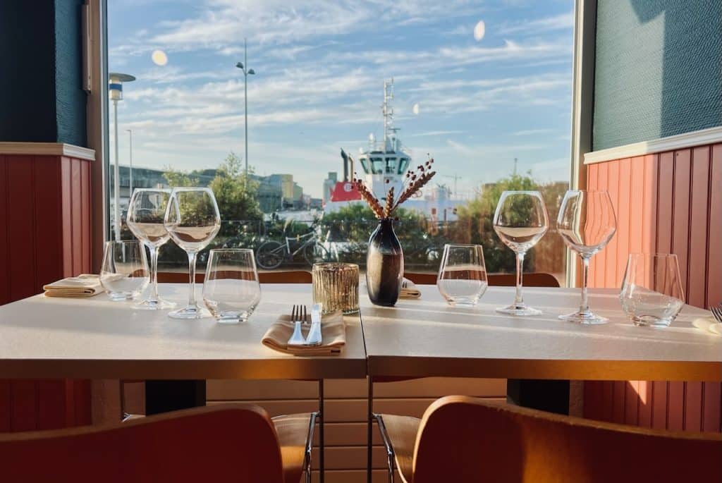 Vue sur le port de Saint-Nazaire de l'intérieur de la crêperie Le Nazaire