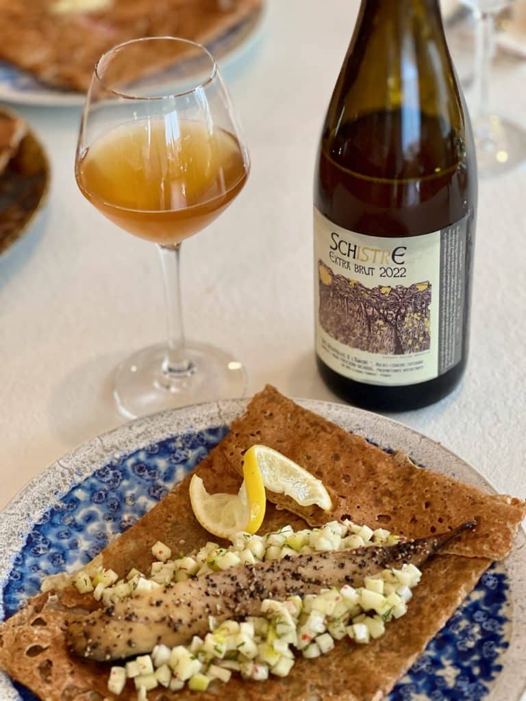 Galette de sarrasin au maquereau fumé, fenouil cru, pommes Granny Smith, avec cidre Schistre – CRÊPERIE Le Nazaire à Saint-Nazaire