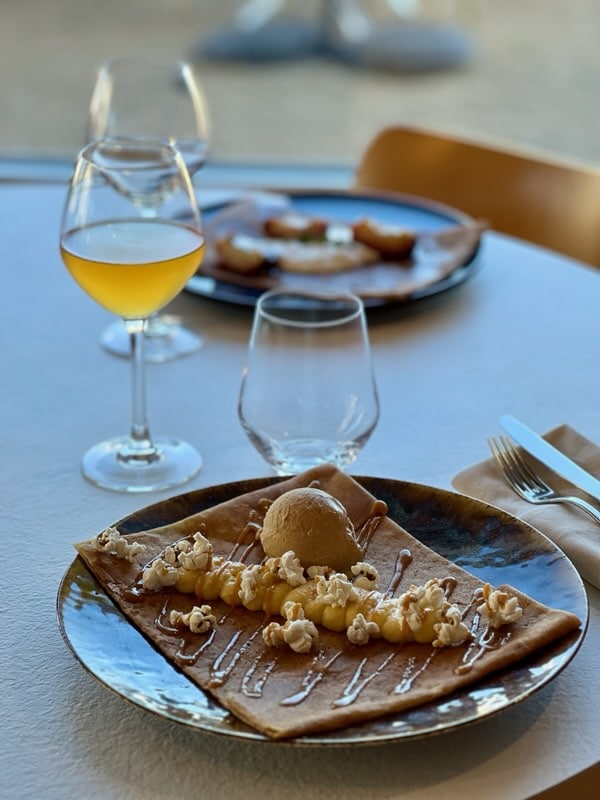 Crêpe artisanale au pop-corn maison et caramel au beurre salé sur le port de Saint-Nazaire