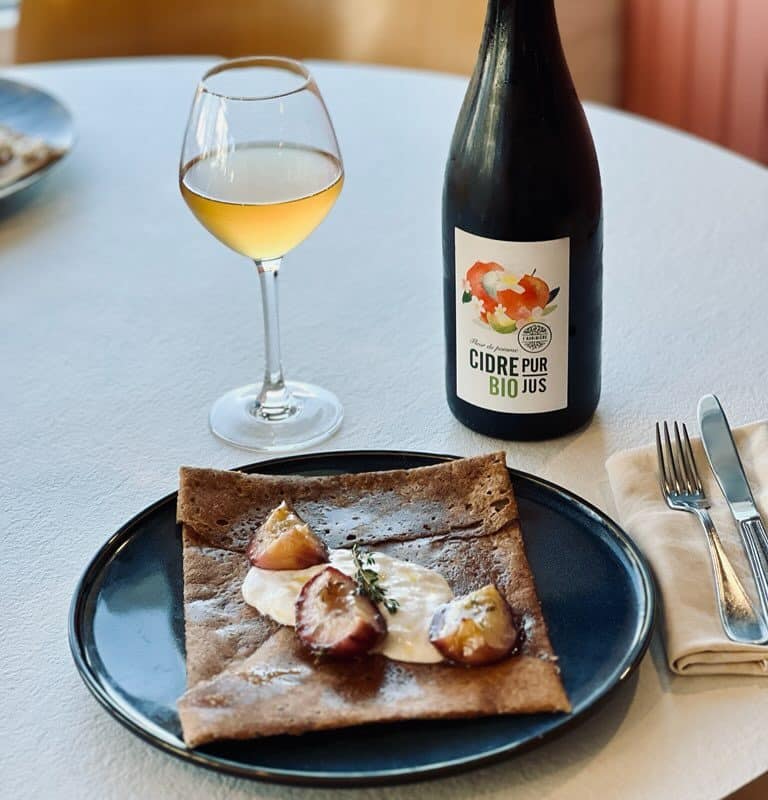 Galette au poulet noir fermier et pêches blanches rôties à Saint-Nazaire