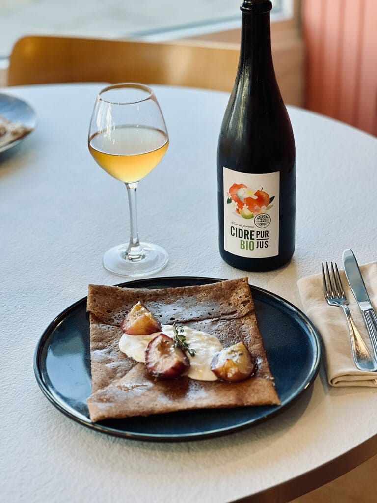 Galette au poulet noir fermier et pêches blanches rôties à Saint-Nazaire