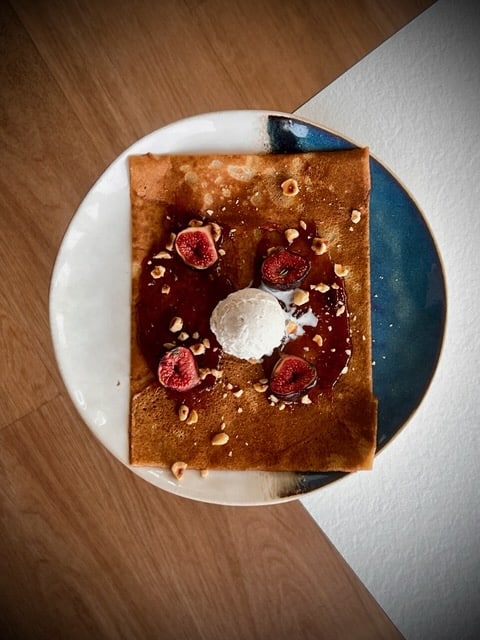 Crêpe artisanale aux figues rôties, noisettes et glace vanille à La Crêperie Le Nazaire, face au port de Saint-Nazaire