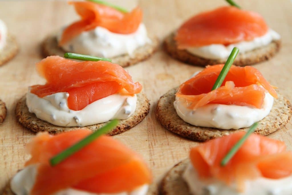 Assortiment de mignardises au saumon gravlax préparées pour un repas d’entreprise de fin d’année à la Crêperie Le Nazaire, Saint-Nazaire