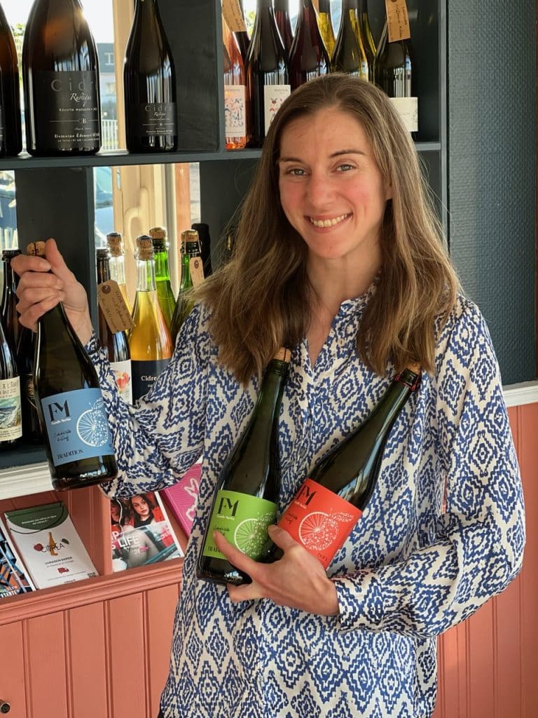 Sélection de cidre artisanal breton et Normand servi à la Crêperie Le Nazaire à Saint-Nazaire, accompagné d’une galette de sarrasin croustillante.