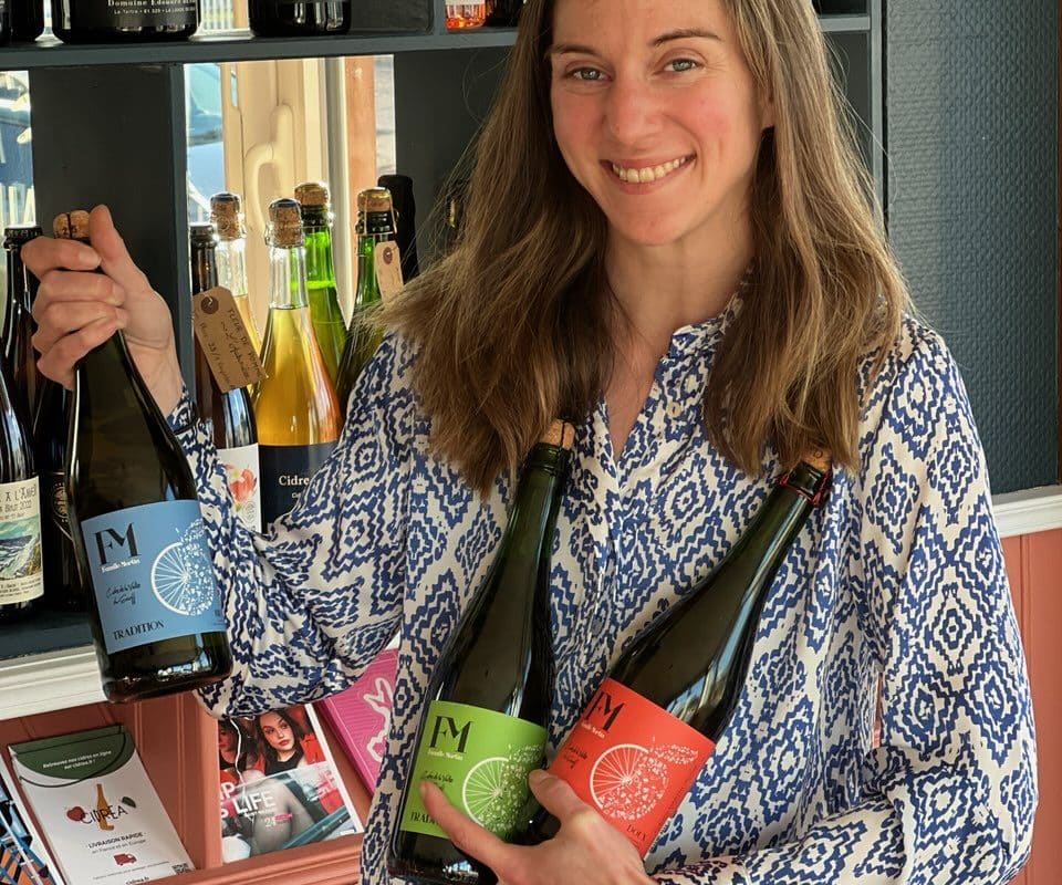 Sélection de cidre artisanal breton et Normand servi à la Crêperie Le Nazaire à Saint-Nazaire, accompagné d’une galette de sarrasin croustillante.