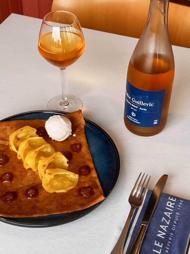 Crêpe sucrée à l’ananas frais, coulis coco infusé au rhum brun et glace vanille artisanale Maison Antolin, servie à la Crêperie Le Nazaire à Saint-Nazaire.