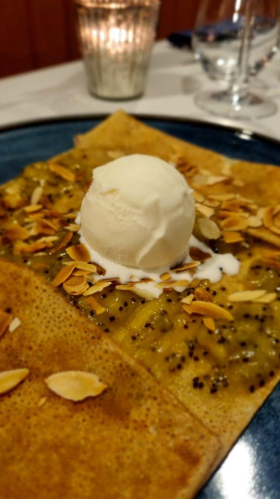 Crêpe au kiwi maison servie à la Crêperie Le Nazaire avec glace artisanale et éclats d’amandes grillées.