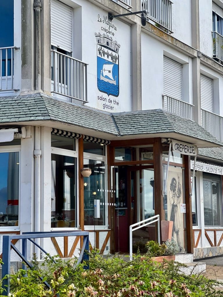 Façade de la crêperie Le Nazaire, crêperie artisanale située sur le port de Saint-Nazaire quartier du Petit Maroc.