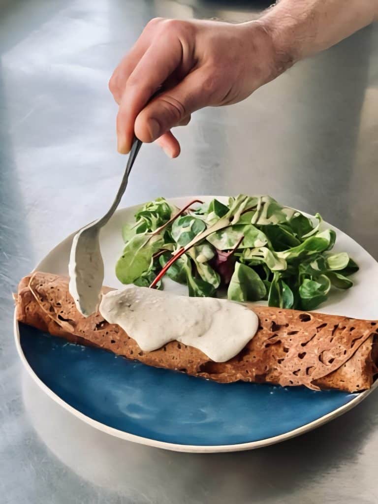 Galette salée à la courge spaghetti rôtie, poitrine fumée et sauce pecorino, servie à la Crêperie Le Nazaire sur le port de Saint-Nazaire.