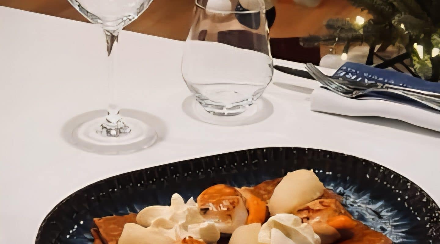 Suggestion de galette Saint-Jacques et crêpe kiwi de la Crêperie Le Nazaire à Saint-Nazaire, dressée dans une assiette élégante devant un décor chaleureux.