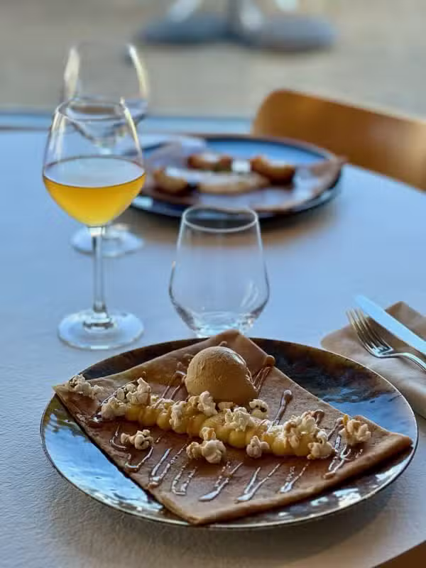 Crêpe au pop-corn maison et caramel beurre salé proposée au Nazaire en août 2025
