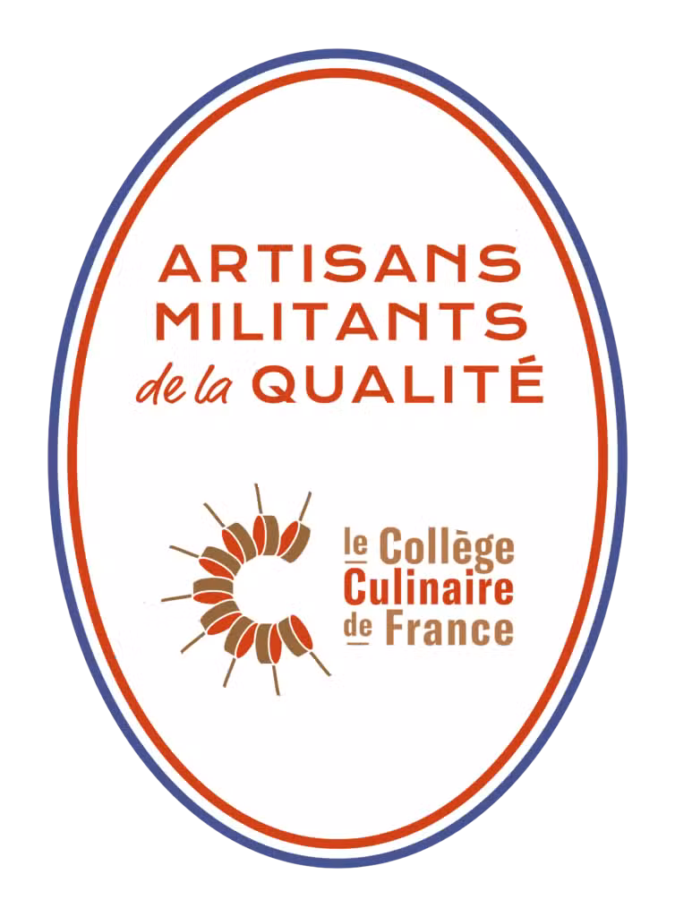 Plaque du label Artisans Militants de la Qualité décernée à la crêperie Le Nazaire