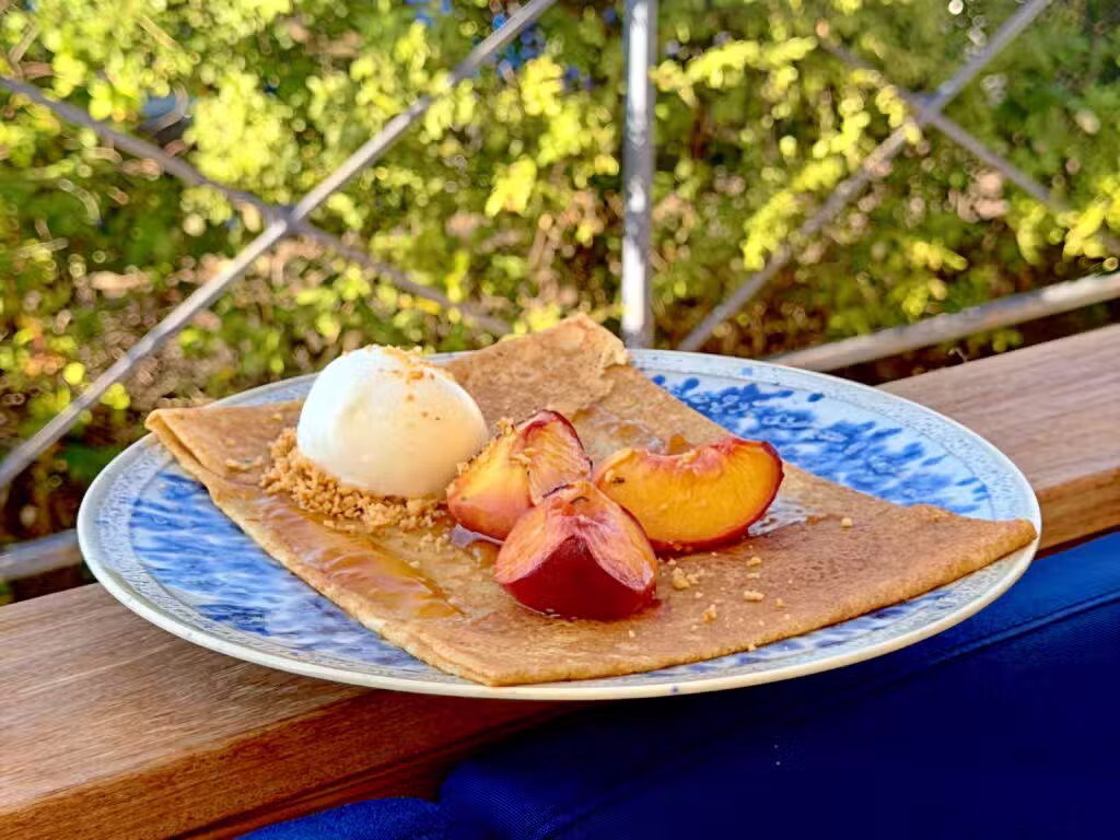 Crêpe de froment sucrée signature à la pêche et glace au thym sur la terrase de la crêperie Le Nazaire à Saint-Nazaire