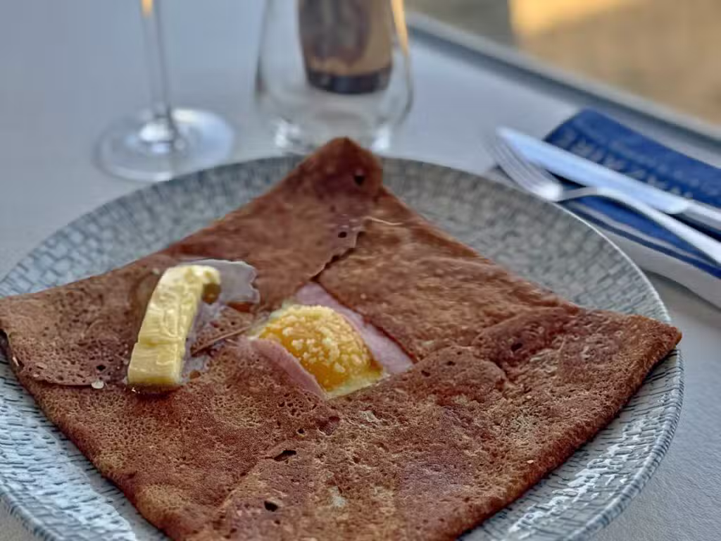La complète, galette de sarrasin classique à la crêperie Le Nazaire dans la salle face au port