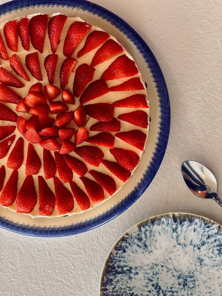 Gateau de crêpes aux fraises pour un repas d'anniversaire à la crêperie