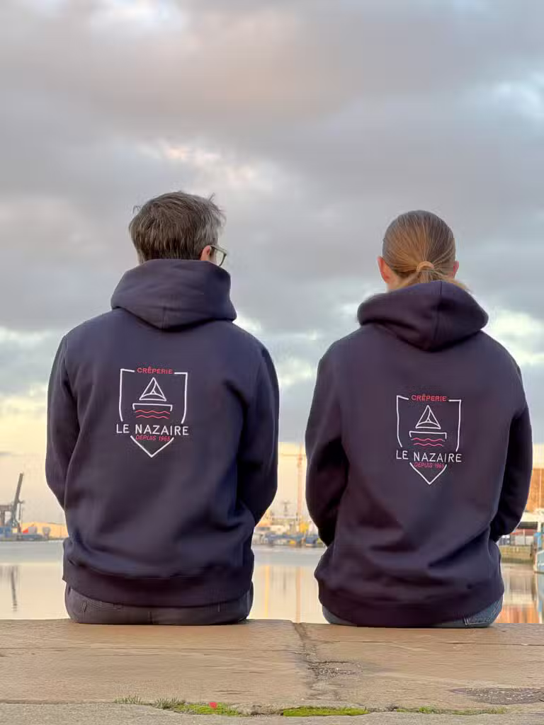 Mégane et guillaume face au port de Saint-Nazaire devant la crêperie Le Nazaire